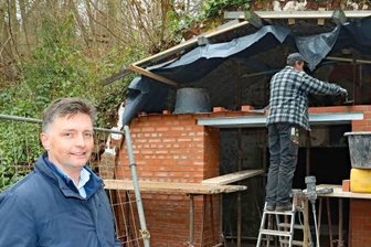 Besucher schauen in den Bergkeller - Andreas Grau von der Interessengemeinschaft Park hat das Bergkeller-Projekt mit betreut.