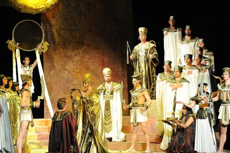 
              <p class="artikelinhalt">Eine glanzvolle Aufführung von Giuseppe Verdis Oper Aida erlebten die Besucher am Freitag im ausverkauften König-Albert-Theater zum Auftakt des Brunnenfestes.  </p>
            