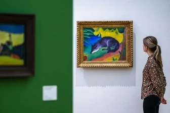 Eine Frau betrachtet das Bild "Fuchs" (1911) von Franz Marc in den Kunstsammlungen Chemnitz.
