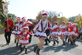 Gute Laune versprühte der Jocketaer Carnevalclub, der mit einer Polonaise die Straße entlangzog.