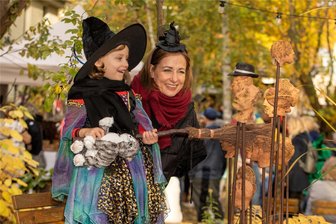 Besucher strömen in Scharen zum Hexenfest an den Plauener Weberhäusern - Stefanie Rothe mit Tochter Malinka, fünf Jahre alt, ließen sich vom Hexenfest verzaubern.
