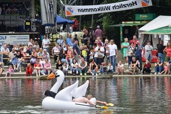 Besucher strömen zum Schutzteichfest - In Annaberg wurde zum achten Schutzteichfest eingeladen. Das sonntägliche Entenrennen über das Gewässer zählte zu den Höhepunkten. Im Schwan versuchte Matthias Bösl aus Niederbayern das Gewässer zu überqueren.