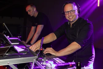 Besucher stürmen Ü40-Party in Wernesgrün - das sind die schönsten Fotos der Kultnacht - Aus dem ganzen Vogtland und angrenzenden Landkreisen strömten die Besucher am Samstag zur Ü40-Party nach Wernesgrün. DJ Marcel Schmutzler aus Zwickau heizte ihnen ordentlich ein.