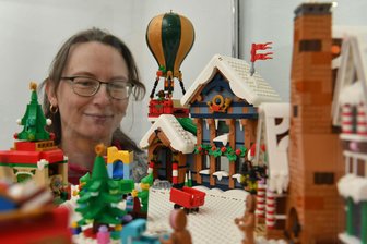 Besucher tauchen in Geithain in Lego-Welt ein - Mitten in der bunten Lego-Welt in Geithain: Mitarbeiterin Antje Paukert.