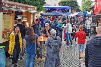 Besucher trotzen Regen beim Straßenfest in Flöha - Munteres Treiben auf der Rudolf-Breitscheid-Straße in Flöha. Auch für das leibliche Wohl war gesorgt.