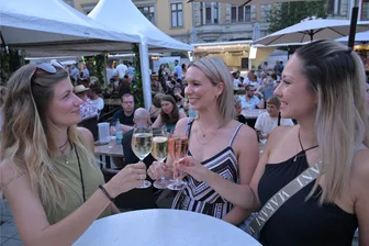 Besucher: Zwickauer Weinfest hätte noch länger sein können - Die Freundinnen Anne Opitz, Lisa Otto und Aline Eidner (v.li.) haben sich bei einem Glas Wein nett unterhalten.