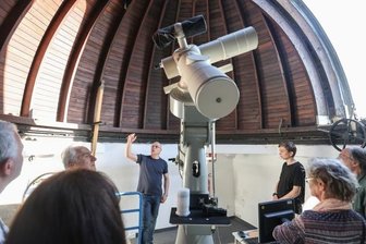 Besucherandrang bei erster Museumsnacht nach Corona - Vom Geheimtipp zu einer der Hauptattraktionen: Wer in die Sternwarte des Agricolagymnasiums wollte, brauchte am Einlass Geduld.