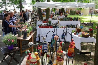 Besucherandrang beim Waldenburger Töpfermarkt - Gebrauchskeramik, Kunst und Schmuck gab es auf dem Waldenburger Töpfermarkt in Hülle und Fülle.