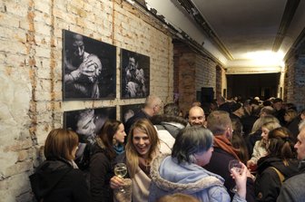 Besucherandrang zu Eröffnung der Ausstellung "Meine Lust mach ich mir selbst" - Ausstellungseröffnung in den alten Gemäuern des Reichenbacher Stadthauses am Solbrigplatz mit Bildern der Greizerin Franziska Barth.