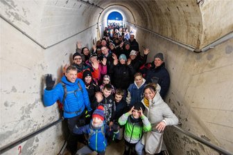 Besucheransturm an der Talsperre Pöhl: Was 7000 Menschen im Tunnel der Sperrmauer entdecken konnten - Die Taucher vom TC Nemo (Foto) sind auch unter den 7000 Gästen, die sich am Sonntag durch den Tunnel und die Kontrollgänge der Staumauer schieben. Etliche Vereine nutzten das Angebot als Ausflug, so auch das Technische Hilfswerk Reichenbach.