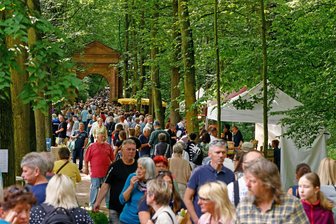 Besucheransturm beim Kräuter- und Pflanzenmarkt in Waldenburg: Wie die Stadt auf das Parkchaos reagiert - Menschenmassen im Grünfelder Park am „Portal der stillen Naturfreude“ in Waldenburg. Nach einer oft langen Parkplatzsuche ging es auf den Kräuter- und Pflanzenmarkt.