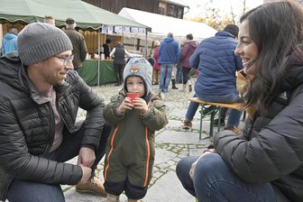 Besucheransturm im Riedelhof: So lief in diesem Jahr die Apfelmesse in Eubabrunn - Emil, der Sohn von Oliver und Antonia Meinel aus Adorf, ließ sich frisch gepressten Apfelsaft schmecken.