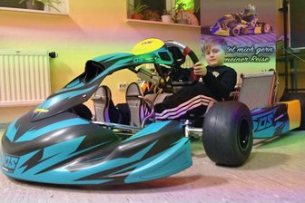 Besucheransturm in Schule im Erzgebirge: Schönheider Schüler stellt besonderes Hobby vor - Ben Nestler aus Hundshübel ist professioneller Kart-Fahrer.