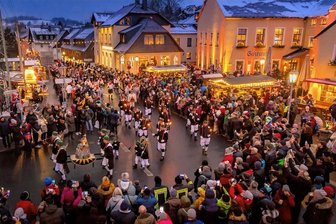 Besucheransturm in Seiffen: 10.000 Zuschauer sehen Bergaufzug im Spielzeugdorf - Besucheransturm im Spielzeugdorf Seiffen am Samstag. Foto: Kristian Hahn 