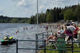 Besucheransturm zu Pfingsten im Erzgebirge - Am Geyerschen Teich herrscht am Pfingstsonntag dichtes Gedränge.