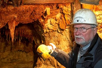 Besucherbergwerk Alaunwerk Mühlwand über Ostern geöffnet - Werner Albert präsentiert unter anderem die Tropfsteingrotte im Alaunwerk Mühlwand bei Reichenbach.