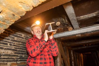 Besucherbergwerk mitten in der Stadt erhält Schatzkammer - Steffen Gebhardt, Schatzmeister im Verein der Bergknappen und ehemals ausgebildeter Bergmann, unterstützt die Ausbauarbeiten an der Brunnenstrecke.