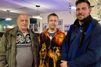 Besucherbergwerk Pöhla: Nach Querelen wählt Verein neuen Vorstand - Kay Albertis (M.) wurde zum neuen Vorsitzenden des Vereins Besucherbergwerk Zinnkammern Pöhla gewählt. Als Stellvertreter stehen ihm Andreas Voh (l.) und Paul Herold (r.) zur Seite.