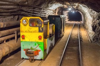 Besucherbergwerk Pöhla: Vereinsvorstand kündigt allen Unterstützern des Misstrauensantrags - Derzeit stehen die Züge der Grubenbahn im Besucherbergwerk Pöhla still.