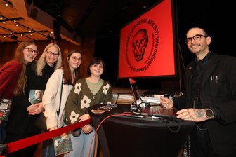 Besucherin bei Mark Benecke in Plauen: „Ich hab oft mit Leichen zu tun und esse danach ganz normal mein Pausenbrot“ - Susanne Merz, Alina Thüroff, Corinna und Franziska Puchta (von links) holten sich schon vor Beginn des Vortrags ein Autogramm von Mark Benecke.