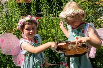 Besucherinnen im Feenkostüm -