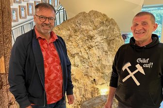 Besuchermagnet im Vogtland plant ein 3D-Kino - Schatzmeister Oliver Warg (links) und Vorsitzender Steffen Gerisch vom Museumsverein Schneckenstein im Vogtländisch-Böhmischen Mineralienzentrum, das bald 20 Jahre alt wird.