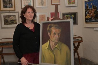 Besucherplus im Museum Hartenstein: Was der Burg Stein mehr Zuspruch beschert hat - Museumsleiterin Susann Gramm mit Selbstbildnis von Heinz Thuss, dem Museumsgründer.