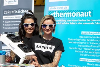 Besucherrekord bei Ausbildungsmesse in Plauen: So motivieren vogtländische Firmen ihre Lehrlinge - Wie läuft es mit dem Nachwuchs? Gut, wenn sich Unternehmen darum kümmern. Thermofin aus Reichenbach ist dafür ein gutes Beispiel. Nathalie Göldner und Franziska Stricker aus der Personalabteilung waren das erste Mal auf der Plauener Ausbildungsmesse.