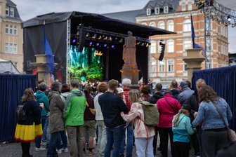 Besucherrekord bei Fabulix: Die schönsten Bilder vom Märchenfilmfestival und die Geschichten dahinter - Fabulix ist mit einem Besucherrekord zu Ende gegangen: Zuschauer, die beispielsweise keine Karte fürs Galakonzert ergattern konnten, genossen die Melodien außerhalb des Festivalgeländes.