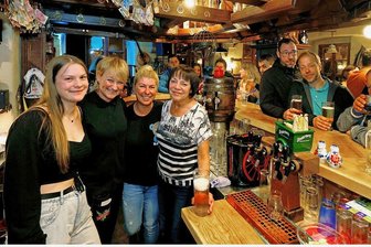 Besucherrekord bei Kneipentour in Hohenstein-Ernstthal - Evelyn Rottluff (vorn, 4. v. l.) und ihr Team hatten gute Laune und viel Arbeit. 
