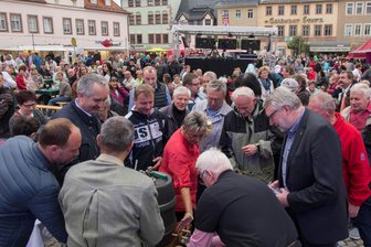 Besucherrekord beim Stadt- und Brauereifest in Penig - Nach dem Festbieranstich gab es ein Fass Freibier. Zuvor musste sich aber Rathauschef Thomas Eulenberger ins Zeug legen. Dabei schauten auch Landrat Matthias Damm (vorn r.) und Umweltminister Thomas Schmidt (vorn 2. v. l.) zu.
