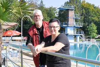 Besucherrekord: Gute Bilanz der Freibadsaison in Hartmannsdorf und noch ein Höhepunkt zum Abschluss - Yvonne Morgenstern und Wolfgang Kraskowski, Vorstandsmitglieder im Hartmannsdorfer Badverein, blicken zufrieden auf die Freibadsaison zurück. Zum Abschluss ist am Sonntag ein Hundeschwimmen geplant. Der Eintritt ist kostenlos.