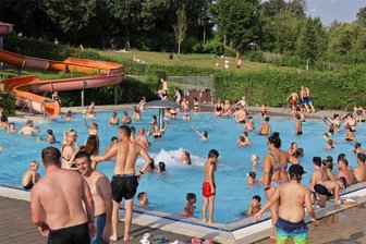 Besucherrekord im Freibad in Waldenburg: Wie viel Geld an heißen Tagen aus dem Ticketverkauf in der Stadtkasse landet - 1550 Besucher waren am Dienstag im Freibad in Waldenburg.