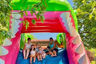 Besucherrekord, Mega-Bombe und ein Zwischenfall - Was beim Filzteichfest in Schneeberg los war - Feste Größe und Besuchermagnet am Samstag und Sonntag am Filzteichfest: die Hüpfburgen. Freundinnen Franziska Paatsch (39, l.) und Jessica Herrmann (32, r.) aus Bockau lassen sich mit den Kindern Emma Herrmann, Helena Paatsch, Elisa Paatsch und Emil Herrmann (v. l.) den Spaß nicht entgehen.