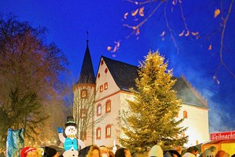 Besucherscharen feiern begeistert die Netzschkauer Schlossweihnacht - Die Netzschkauer Schlossweihnacht war wieder ein Fest für die ganze Familie. Vor allem am Samstag bildeten sich vor den Buden zum Teil lange Warteschlangen.