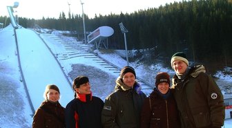 Besucherstrom in Arena reißt nicht ab: Bonustickets für Stammgäste - 
              <p class="artikelinhalt">Christin, Kerstin, Olaf und Stefanie Borgwardt sowie Alexander Schmitt (von links) aus der Nähe von Trier gehörten über die Weihnachtsfeiertage zu den Besuchern der Vogtland-Arena. Sie machen zur Zeit ihren Weihnachtsurlaub bei Verwandten in Hammerbrücke.</p>
            