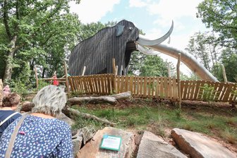 Besucherzahlen im Chemnitzer Tierpark im Kuha-Jahr stark zurückgegangen - Der Eiszeitspielplatz ist ein beliebter Anlaufpunkt im Tierpark. 2025 kamen weniger Besucher in den Park.
