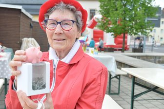 Beteiligte mit erstem Frühlingsmarkt in Brand-Erbisdorf zufrieden - Kristina Vogel erstand auf dem Frühlingsmarkt ein kleines Glücksschwein für die Schwiegertochter.