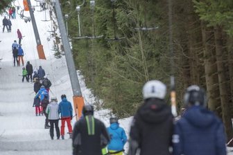 Beten für die Himmelsleiter - Der Lift an der Himmelsleiter ist bei guten Schneeverhältnissen stark frequentiert. Deshalb möchte die Fichtelberg Schwebebahn GmbH unter anderem dort gern einen neuen Lift errichten.
