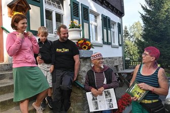 Bethlehemstift Neudorf: Nach Neustart gibt’s viel Arbeit - Die neuen Hauseltern Ulrike (links ) und Christian Päßler mit Sohn Gabriel im Gespräch mit ihren Vorgängern Jens und Marina Köhler.