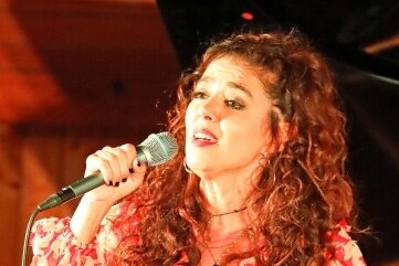 Betörende Stimme voller verträumter Melancholie - Lily Dahab bei ihrem ersten Auftritt in Zwickau. 