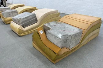 Beton-Festival der Kulturhauptstadt Chemnitz bürstet kaputtes Image gegen den Strich - Wie man sich bettet, so liegt man: „o.T.“ von Andreas Johnen in der Ausstellung "Sicht-Beton" des Kulturhauptstadt-Festivals "Fritz51"