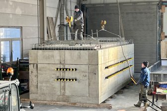 Beton-Riese aus dem Erzgebirge geht per Schwerlasttransport auf Reise in den Süden Deutschlands - Dieser riesige Beton-Korpus wurde in den vergangenen Wochen bei Beton-Meyer in Markersbach hergestellt und geht am 20. Januar auf die Reise zu seinem Bestimmungsort.