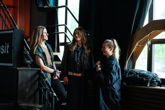 Betonblühen zwischen Betonbauten: Chemnitz bekommt im Oktober noch neues Festival - Isabel Eißmann, Samira Stauner und Lena Rothe (v. l.) vom Betonblühen-Festivalteam.