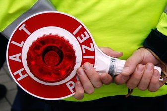 Betonfleck verschmutzt Hauptstraße in Vielau - Ein frischer Betonfleck hat am Dienstagvormittag die Hauptstraße im Reinsdorfer Ortsteil Vielau verschmutzt.