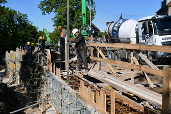 Betonpumpe im Einsatz: Mehr als 60 Kubikmeter Beton für Stützmauer in Mittweida - Mit einer Pumpe gossen Arbeiter in Mittweida mehrere Ladungen von Betonmischern in die Schalung.