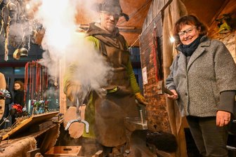 Betreiber äußert sich: Chemnitzer Klosterweihnacht bleibt nun doch erhalten - Das Schmiedehandwerk (l. Gregor Wröbel) ist fester Bestandteil des Mittelaltermarktes.
