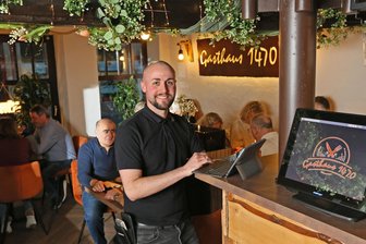 Betreiber erfinden Zwickauer „Gasthaus 1470“ neu: „Unsere Rippchen sind der Renner“ - Gastwirt Bastian Heidenreich hat mit der Umgestaltung vom „Gasthaus 1470“ bei den Gästen ins Schwarze getroffen.