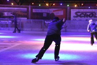 Betreiber hält an Eisbahn bis zum Saisonende im Februar fest - Die Eisbahn in Oelsnitz ist aufgrund Corona-Auflagen nur noch sehr eingeschränkt nutzbar. Das Angebot soll aber bleiben.