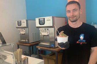 Betreiber resigniert: Pinguin-Eisbar verlässt den Chemnitzer Brühl - Im vergangenen Sommer verkaufte Felix Adler noch auf dem Brühl Softeis. Das dortige Café schließt er nun – und verlässt den Boulevard resigniert.